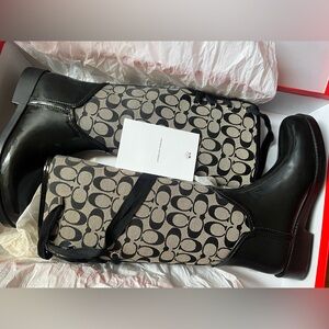 COACH - Women's Tristee 12CM Sig C/Shiny Rubber Boots